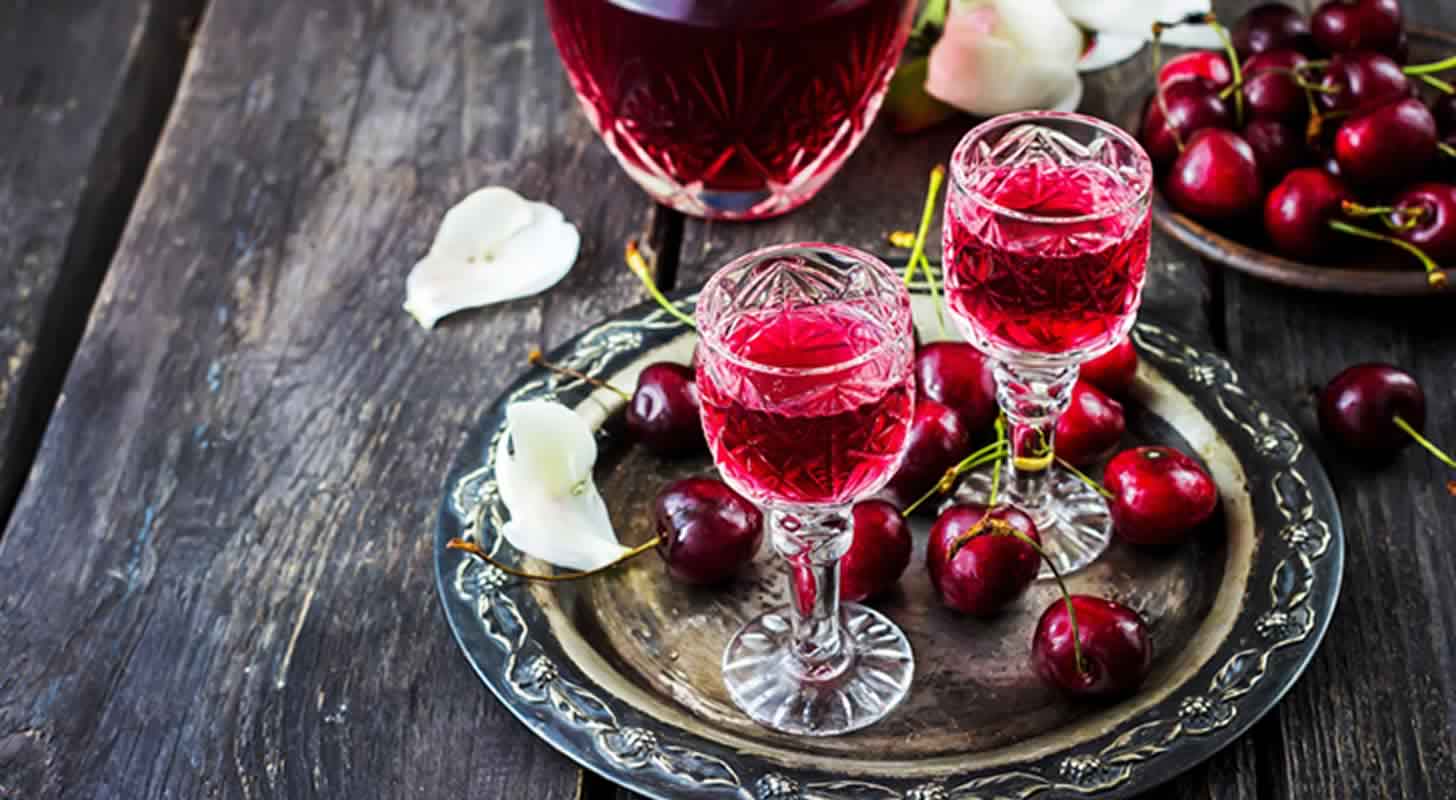 Vyšnių likeris: 4 receptai namuose