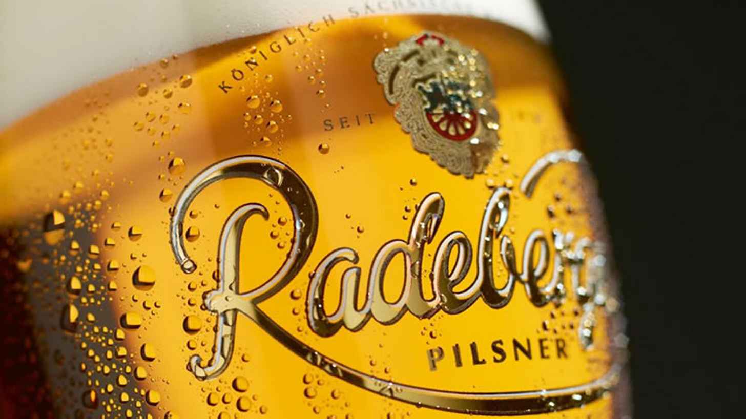 Pivo Radeberger: historie, vlastnosti, jak a čím se pije + jak rozeznat padělek